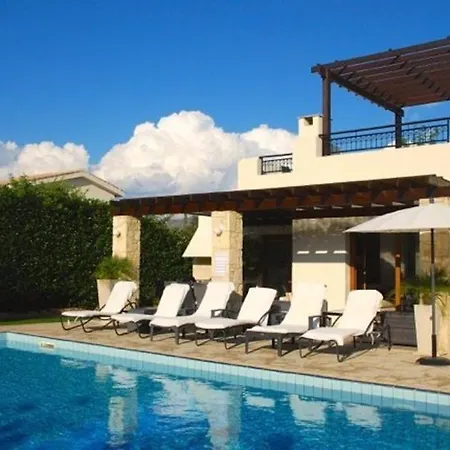 Beautiful Villa With Communal Pool, Paphos Villa 1053