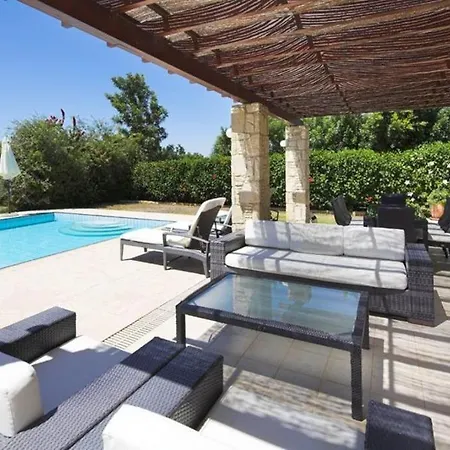 Beautiful Villa With Communal Pool, Paphos Villa 1053