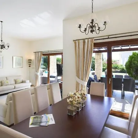 Beautiful Villa With Communal Pool, Paphos Villa 1053 فيلة