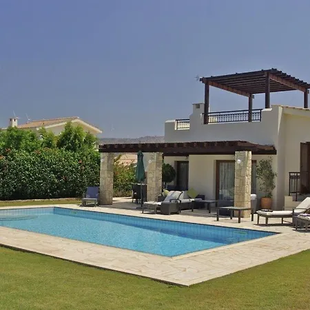 فيلة Beautiful Villa With Communal Pool, Paphos Villa 1053