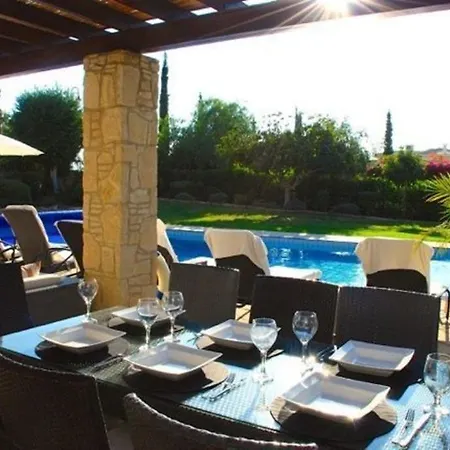 Beautiful Villa With Communal Pool, Paphos Villa 1053 فيلة *