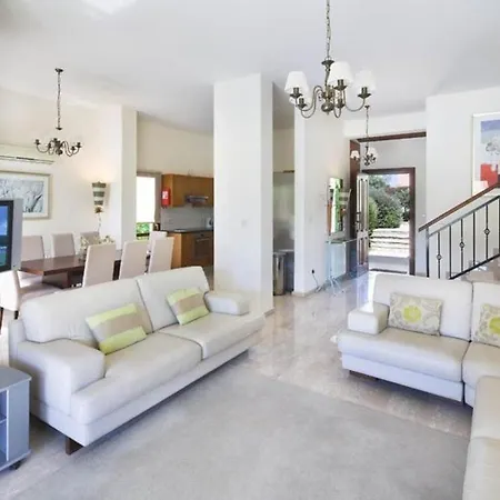 Beautiful Villa With Communal Pool, Paphos Villa 1053 فيلة