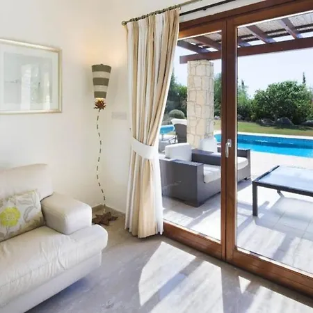 Beautiful Villa With Communal Pool, Paphos Villa 1053 فيلة