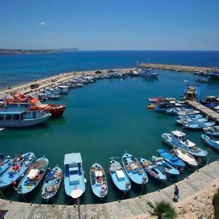 Beautiful Villa With Communal Pool, Paphos Villa 1053 فيلة *