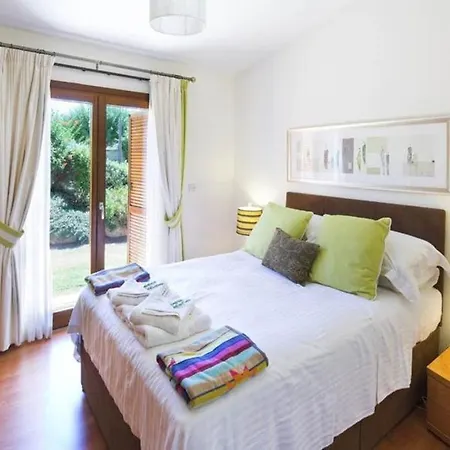 Βίλα Beautiful Villa With Communal Pool, Paphos Villa 1053