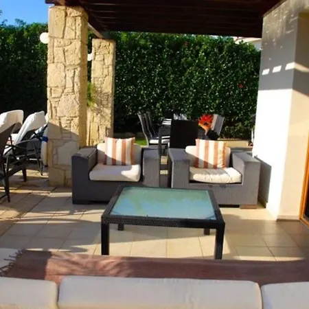 فيلة Beautiful Villa With Communal Pool, Paphos Villa 1053
